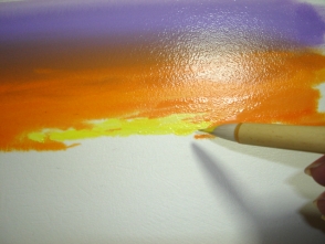 6.画用紙が乾き始めたら、大き目の筆で空を塗り、小さな筆で雲を描いていきます。